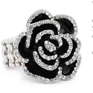 🌹Stunning Flower Ring Fits Mostly Every Size Perfectly😍